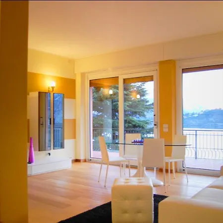 Holiday home Pamela - Fantastic 5 Bedroom With Lake View *