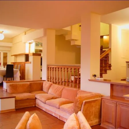 Holiday home Pamela - Fantastic 5 Bedroom With Lake View